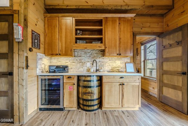 868 Cliff Branch Road, Gatlinburg, TN 37738