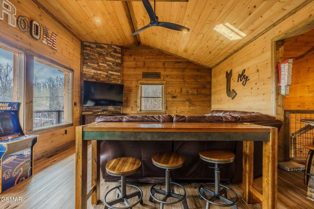 868 Cliff Branch Road, Gatlinburg, TN 37738