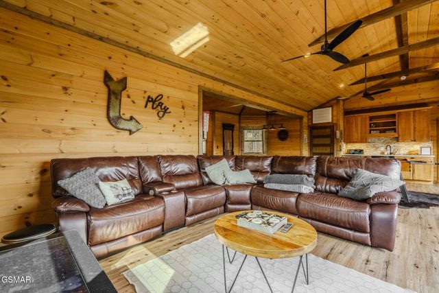 868 Cliff Branch Road, Gatlinburg, TN 37738