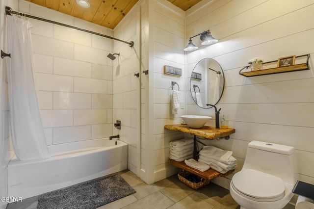 868 Cliff Branch Road, Gatlinburg, TN 37738