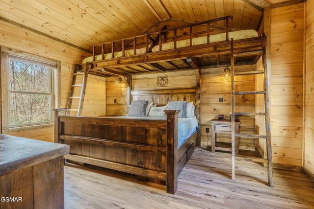 868 Cliff Branch Road, Gatlinburg, TN 37738