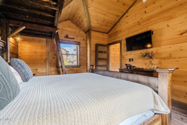 868 Cliff Branch Road, Gatlinburg, TN 37738