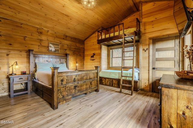 868 Cliff Branch Road, Gatlinburg, TN 37738