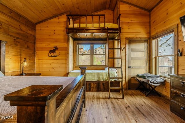 868 Cliff Branch Road, Gatlinburg, TN 37738