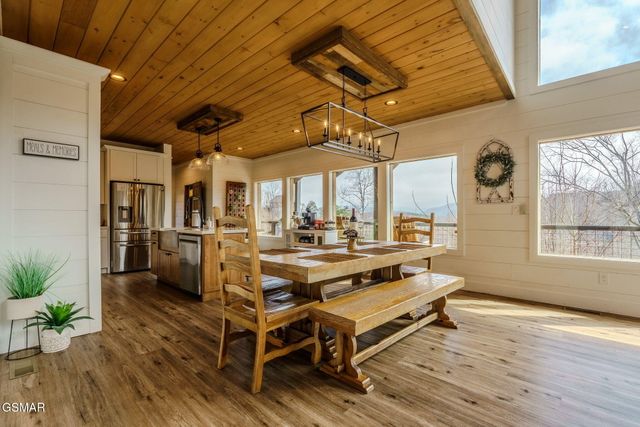 868 Cliff Branch Road, Gatlinburg, TN 37738