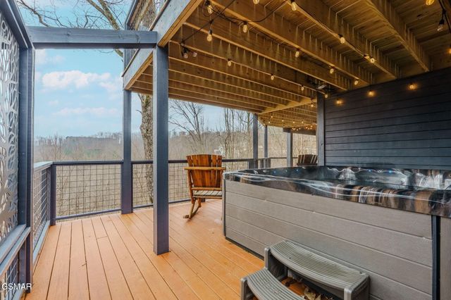 868 Cliff Branch Road, Gatlinburg, TN 37738