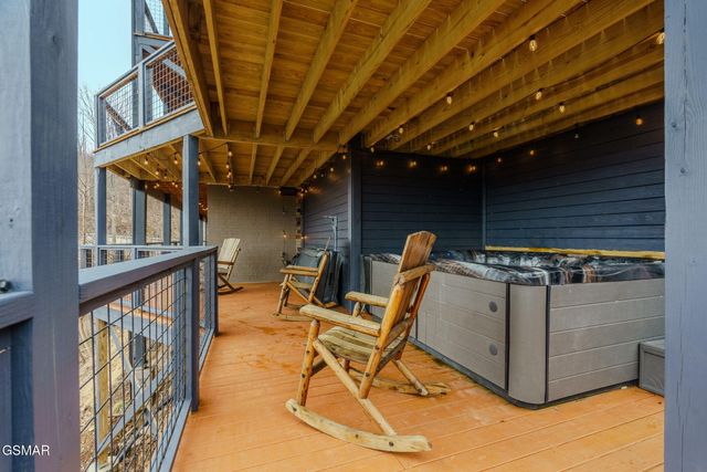 868 Cliff Branch Road, Gatlinburg, TN 37738