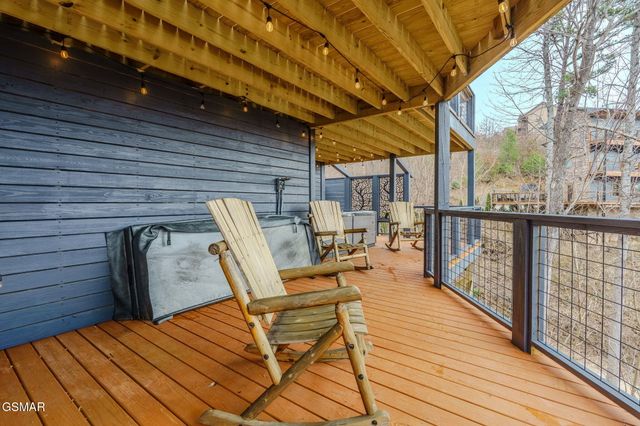 868 Cliff Branch Road, Gatlinburg, TN 37738