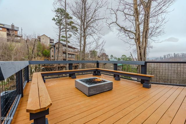 868 Cliff Branch Road, Gatlinburg, TN 37738