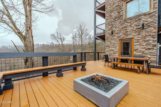 868 Cliff Branch Road, Gatlinburg, TN 37738