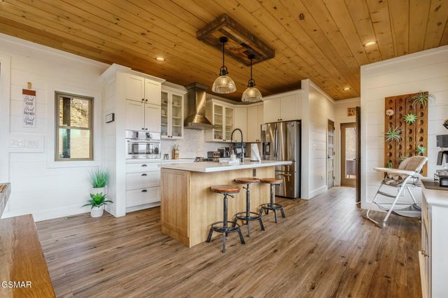 868 Cliff Branch Road, Gatlinburg, TN 37738