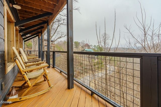 868 Cliff Branch Road, Gatlinburg, TN 37738