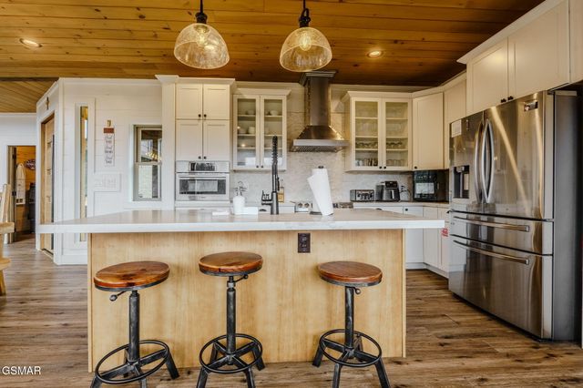 868 Cliff Branch Road, Gatlinburg, TN 37738