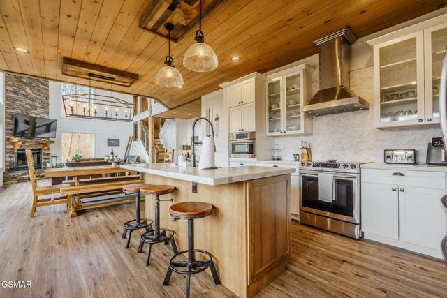 868 Cliff Branch Road, Gatlinburg, TN 37738