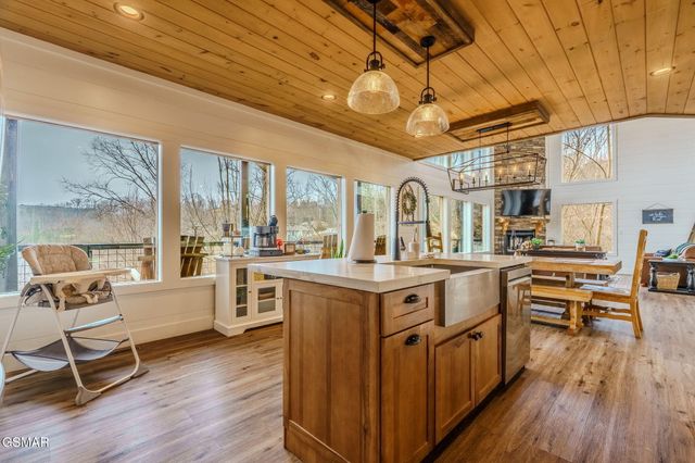 868 Cliff Branch Road, Gatlinburg, TN 37738