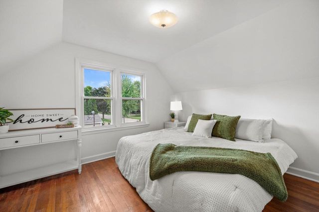 153 W Roberta AVENUE, Waukesha, WI 53186