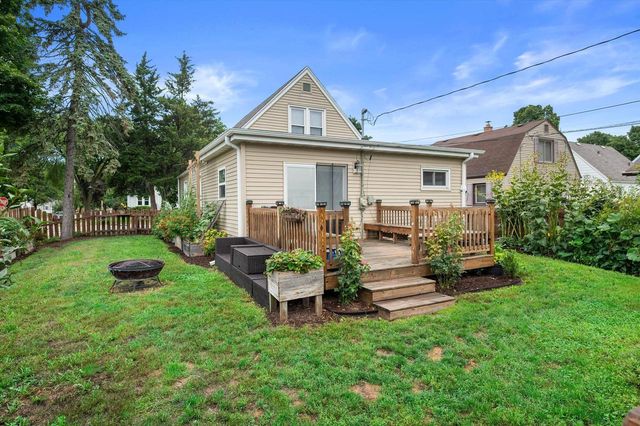 153 W Roberta AVENUE, Waukesha, WI 53186