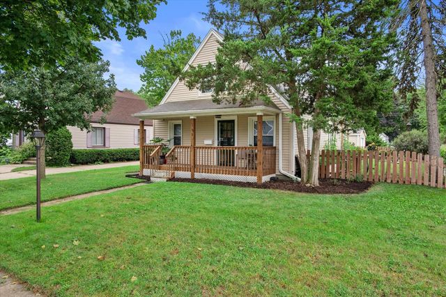 153 W Roberta AVENUE, Waukesha, WI 53186