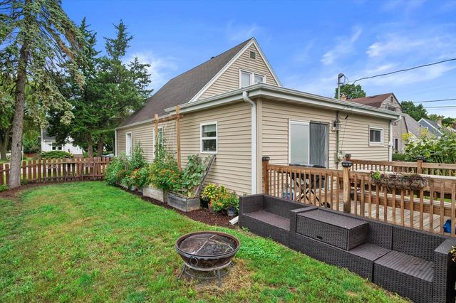 153 W Roberta AVENUE, Waukesha, WI 53186