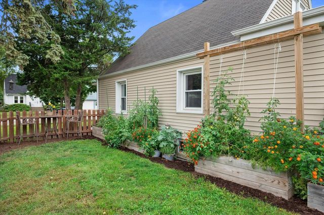 153 W Roberta AVENUE, Waukesha, WI 53186