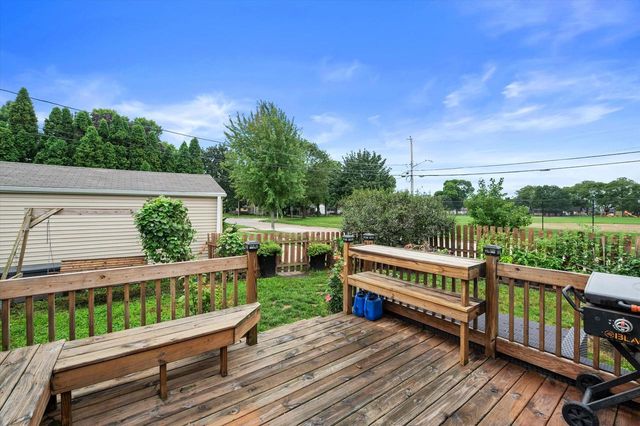 153 W Roberta AVENUE, Waukesha, WI 53186