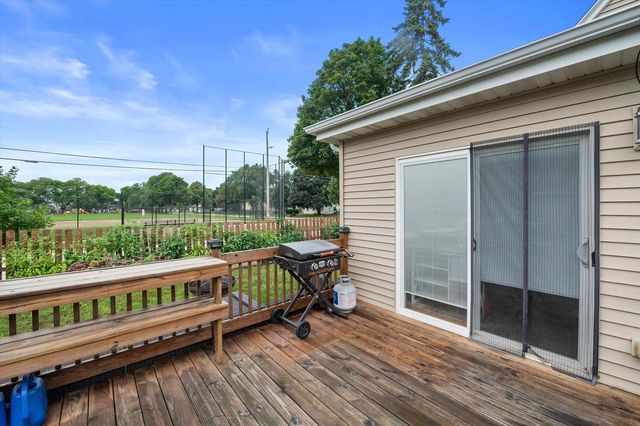 153 W Roberta AVENUE, Waukesha, WI 53186