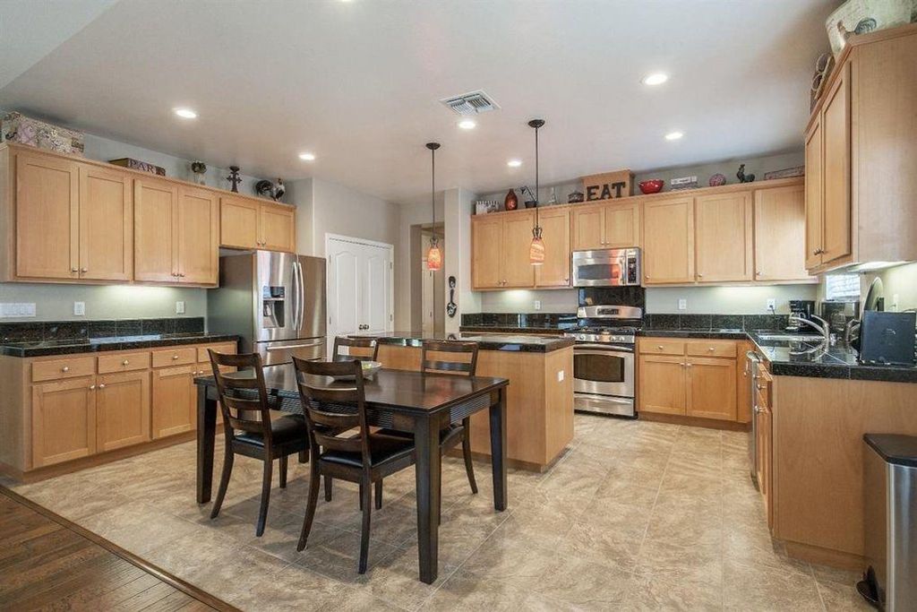 Image 11 of property listing at 2313 N Silvervale Street, Visalia, CA 93291