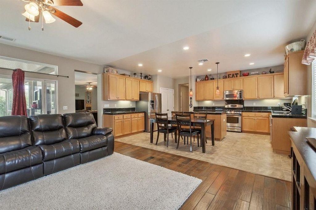 Image 12 of property listing at 2313 N Silvervale Street, Visalia, CA 93291