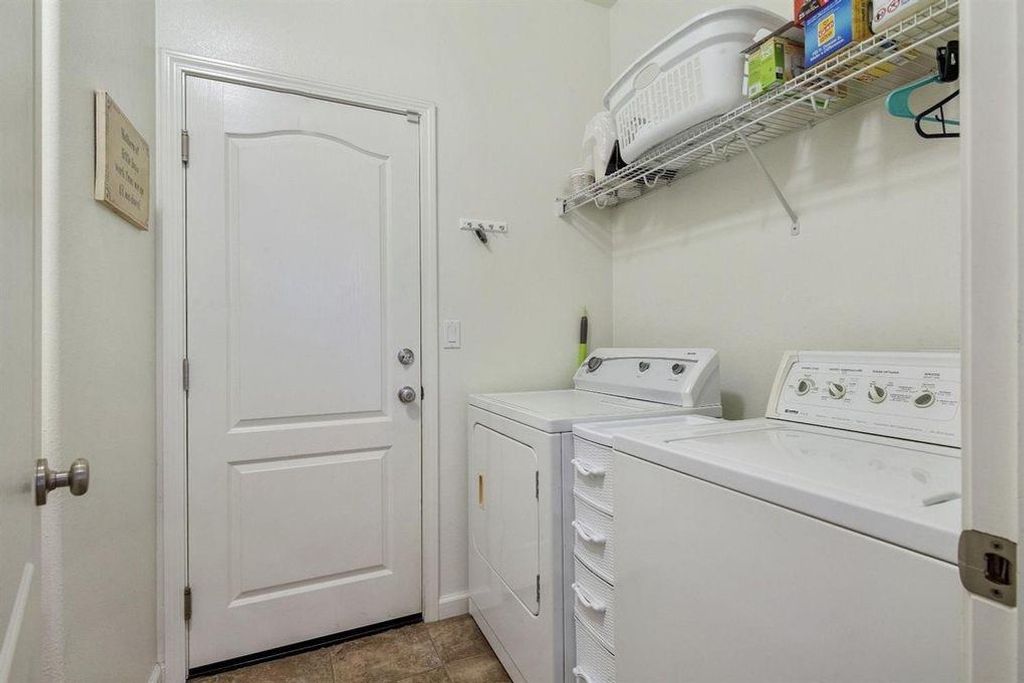 Image 14 of property listing at 2313 N Silvervale Street, Visalia, CA 93291