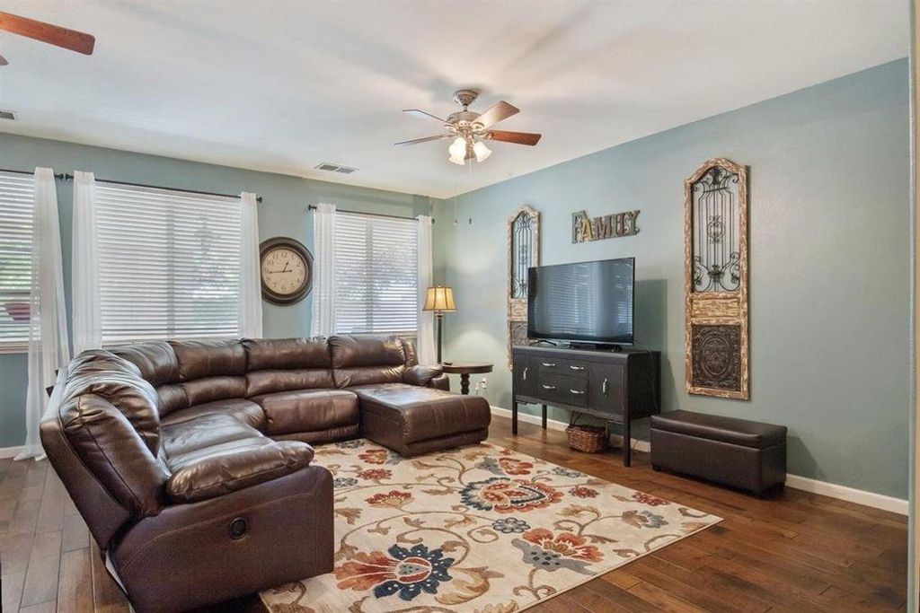 Image 16 of property listing at 2313 N Silvervale Street, Visalia, CA 93291