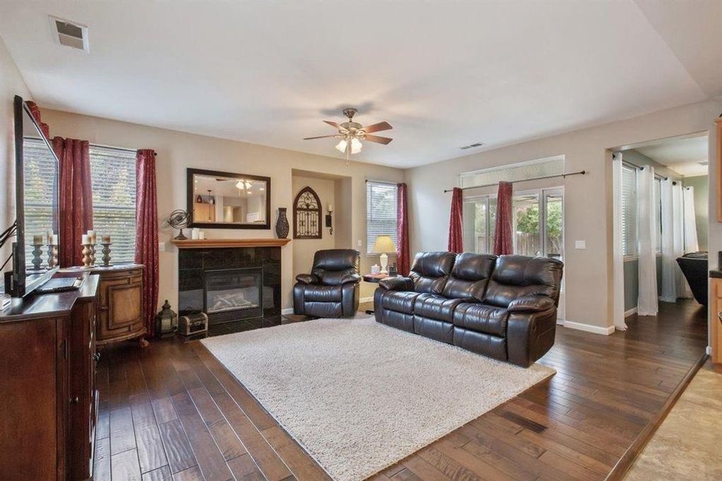 Image 17 of property listing at 2313 N Silvervale Street, Visalia, CA 93291