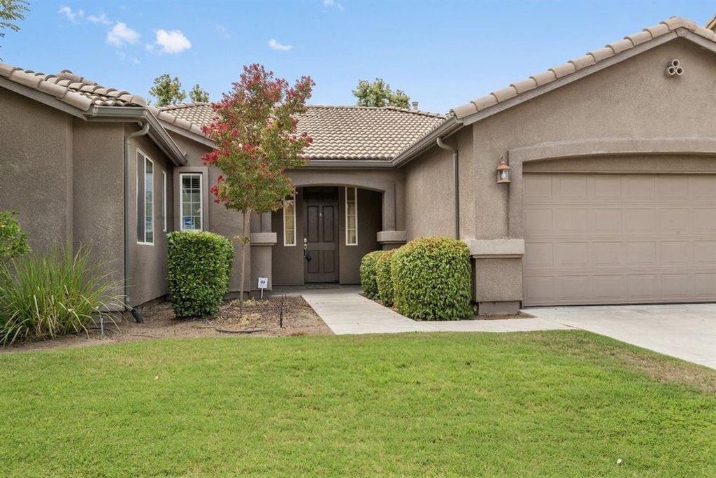 Image 2 of property listing at 2313 N Silvervale Street, Visalia, CA 93291