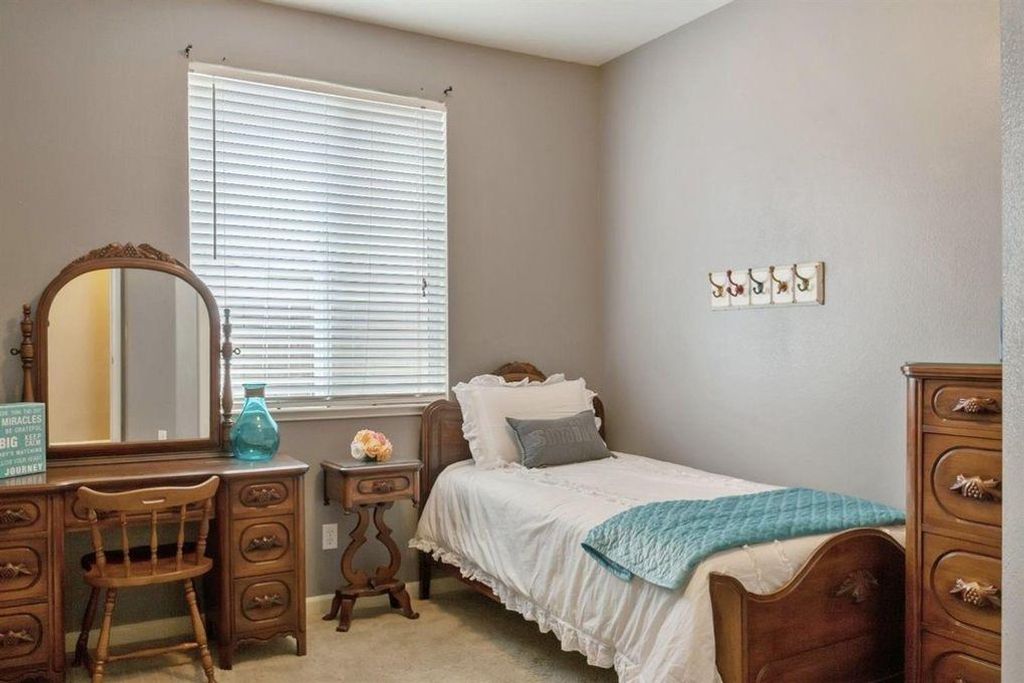 Image 20 of property listing at 2313 N Silvervale Street, Visalia, CA 93291