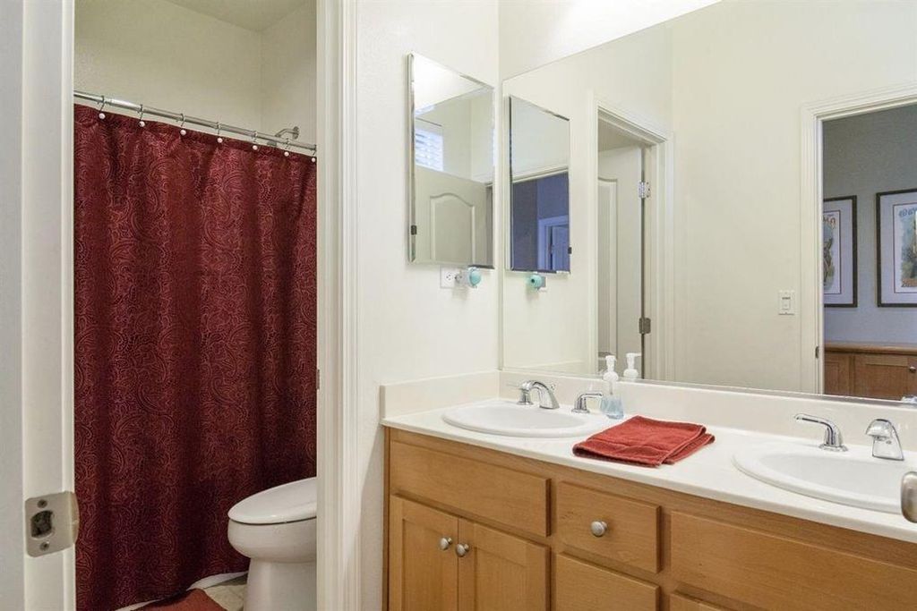 Image 22 of property listing at 2313 N Silvervale Street, Visalia, CA 93291