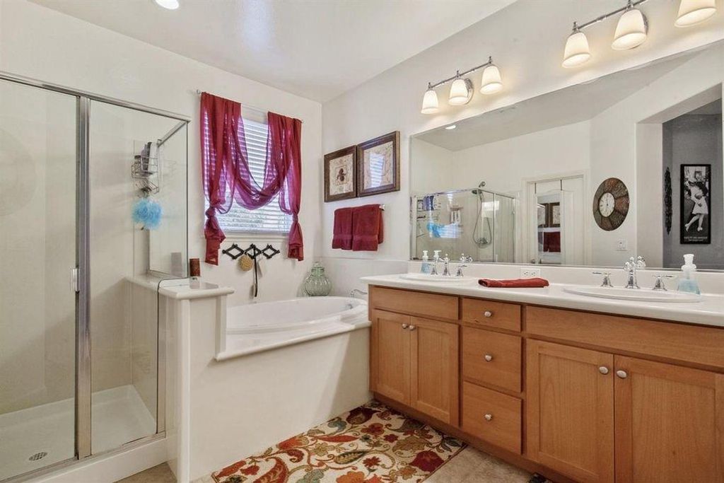 Image 24 of property listing at 2313 N Silvervale Street, Visalia, CA 93291