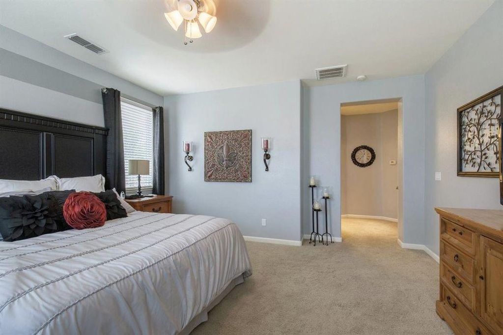 Image 25 of property listing at 2313 N Silvervale Street, Visalia, CA 93291