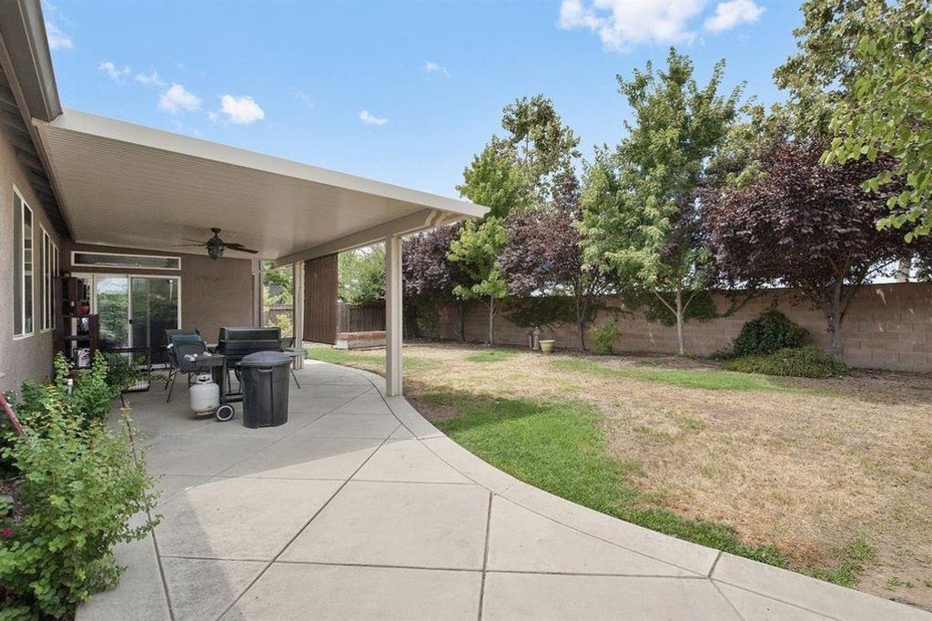 Image 28 of property listing at 2313 N Silvervale Street, Visalia, CA 93291