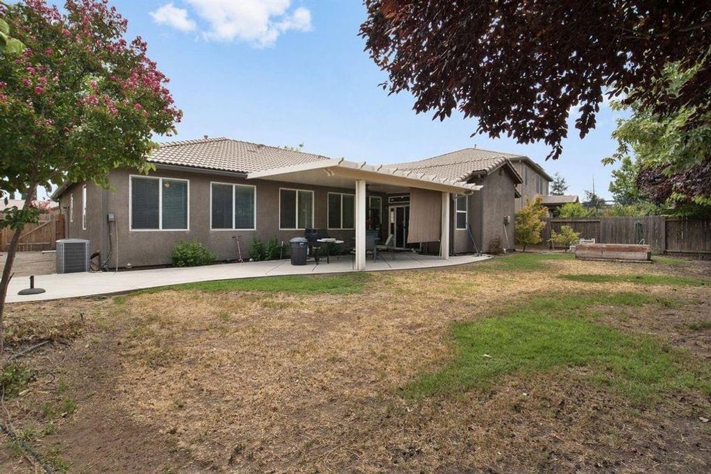 Image 29 of property listing at 2313 N Silvervale Street, Visalia, CA 93291