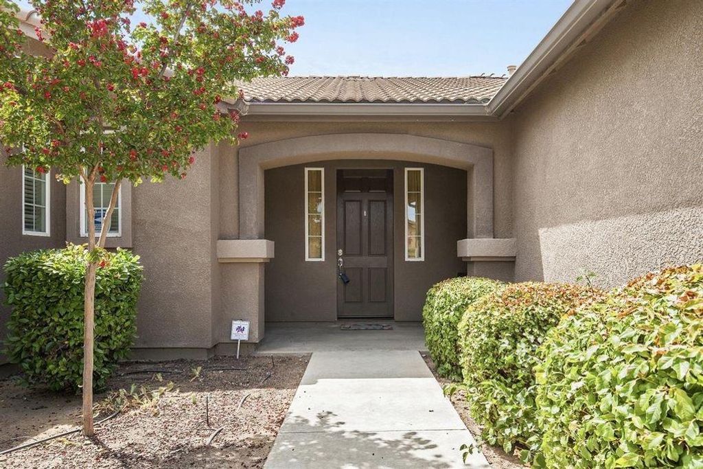 Image 3 of property listing at 2313 N Silvervale Street, Visalia, CA 93291