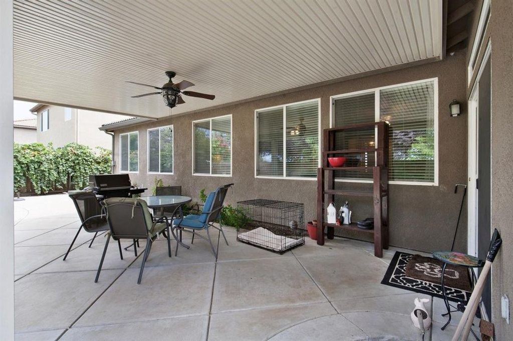 Image 30 of property listing at 2313 N Silvervale Street, Visalia, CA 93291