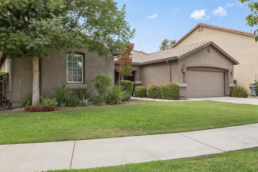 Image 4 of property listing at 2313 N Silvervale Street, Visalia, CA 93291