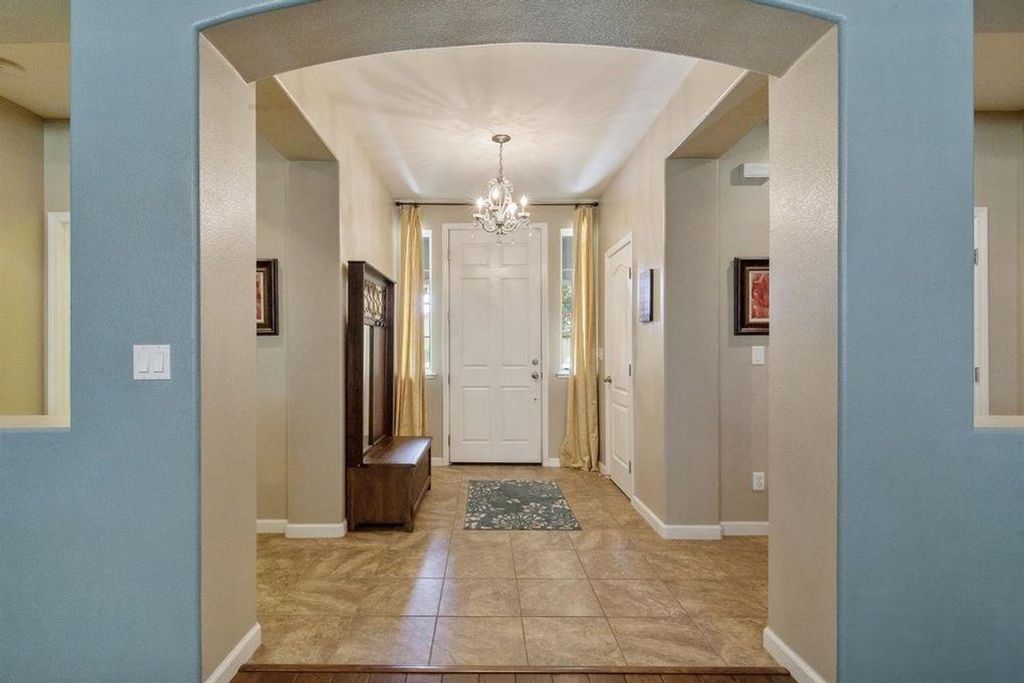 Image 5 of property listing at 2313 N Silvervale Street, Visalia, CA 93291