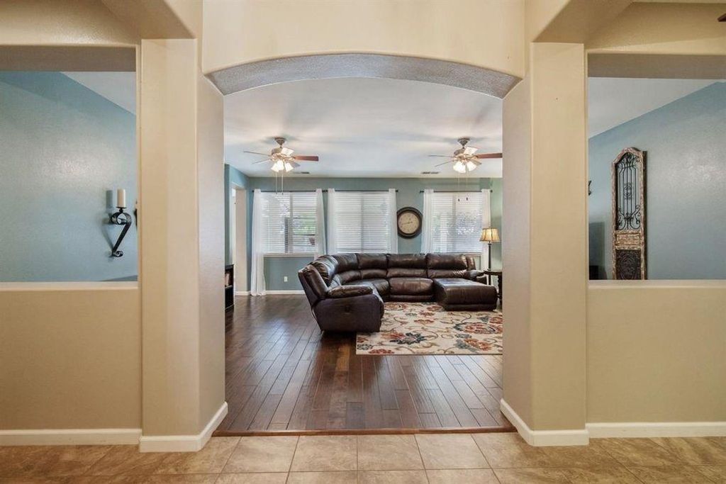 Image 6 of property listing at 2313 N Silvervale Street, Visalia, CA 93291