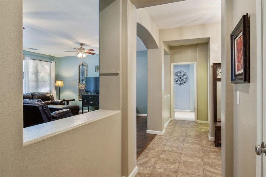 Image 7 of property listing at 2313 N Silvervale Street, Visalia, CA 93291