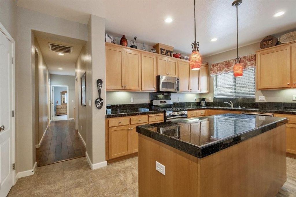 Image 8 of property listing at 2313 N Silvervale Street, Visalia, CA 93291