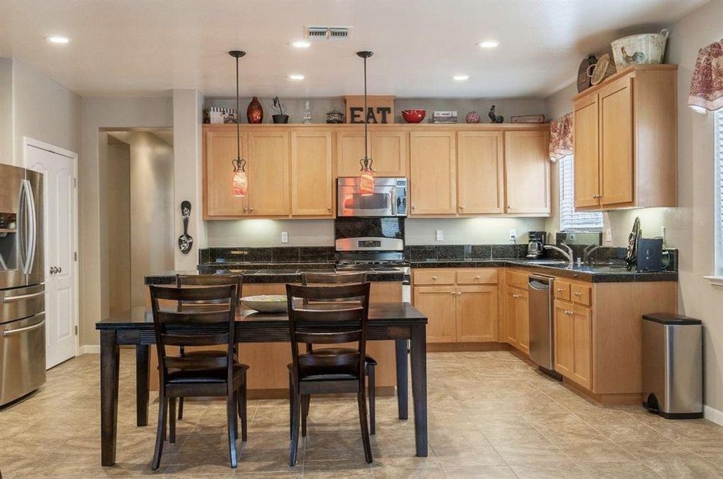 Image 9 of property listing at 2313 N Silvervale Street, Visalia, CA 93291