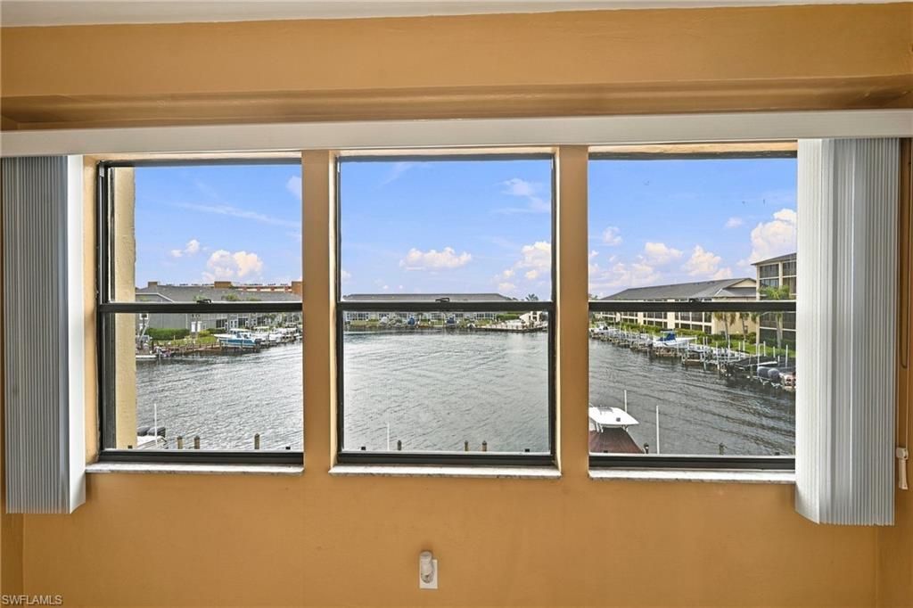Image 8 of property listing at 4647 17th PL 202, Cape Coral, FL 33904