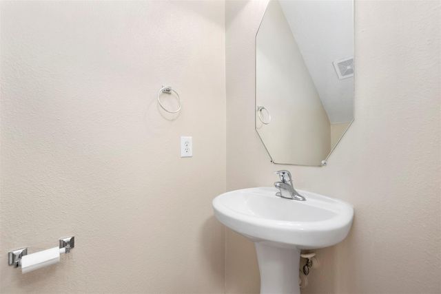 19 E Twinvale Loop, The Woodlands, TX 77384