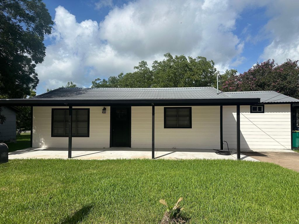 719 Eckel ST, La Grange, TX 78945