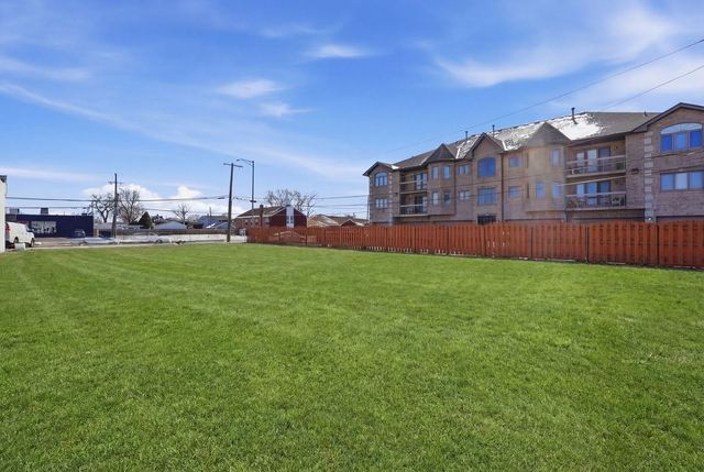 8404 S Roberts Road, Justice, IL 60458